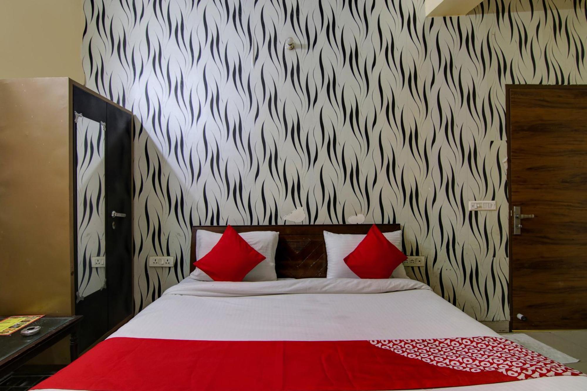 Hotel Yash House Нью-Дели Экстерьер фото